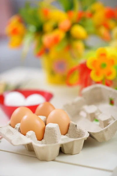 Fechar na bandeja com ovos prontos para a decoração da Páscoa — Fotografia de Stock