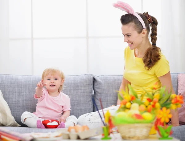 Mor och barn att göra förberedelser för påsk — Stockfoto