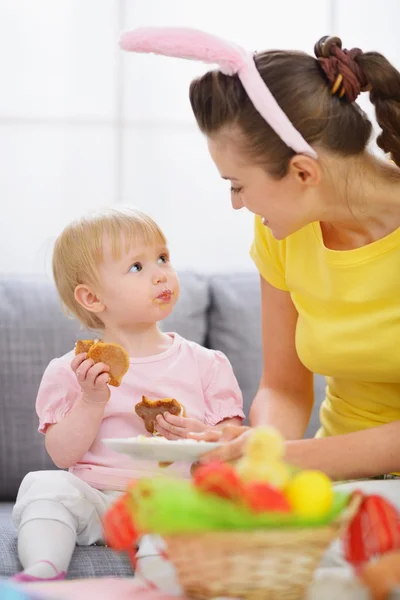 Madre con bambino mangiare biscotti pasquali — Foto Stock
