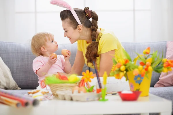 Anne ve bebek Paskalya yumurtaları ile oynama — Stok fotoğraf
