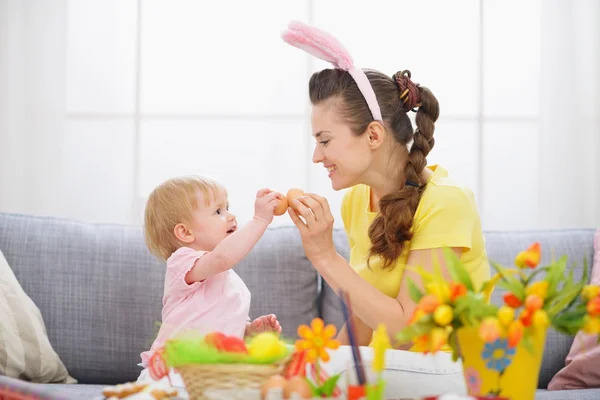 Mãe e bebê batendo ovos de Páscoa — Fotografia de Stock