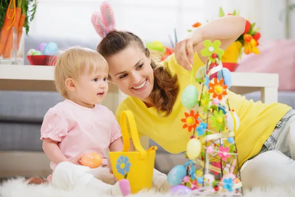 Madre y bebé haciendo decoración de Pascua — Foto de Stock