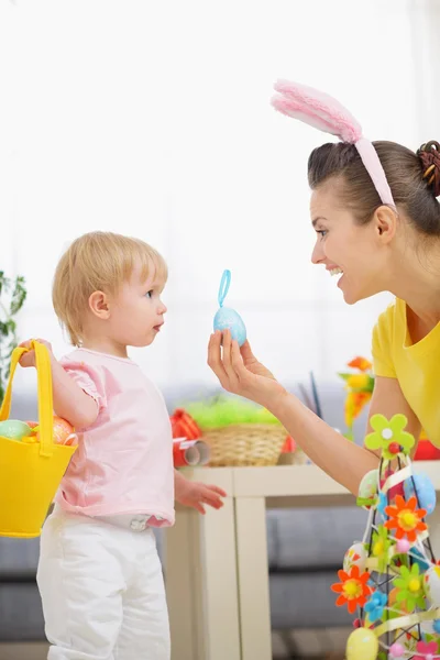 Mamma att hjälpa barnet samla påskägg — Stockfoto