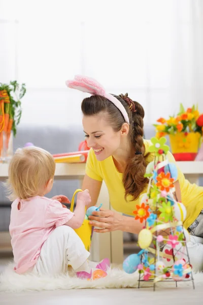 Anne ve bebek Paskalya dekorasyon ile oynama — Stok fotoğraf