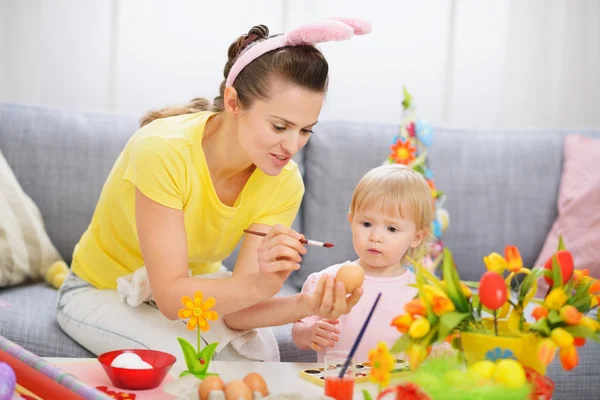 表示中の母赤ちゃんの復活祭の卵にペイントする方法 — ストック写真