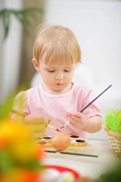 颜色斑点的宝宝绘画复活节彩蛋 — 图库照片