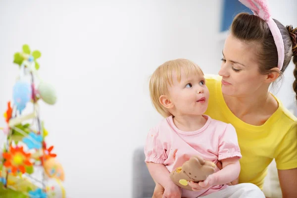 Matka i dziecko jedzenie czekolada Wielkanoc królik cookie — Zdjęcie stockowe