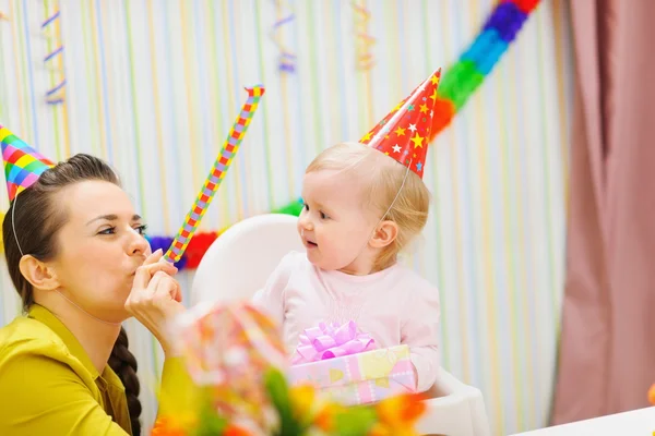 Madre y bebé se divierten en la fiesta de cumpleaños —  Fotos de Stock