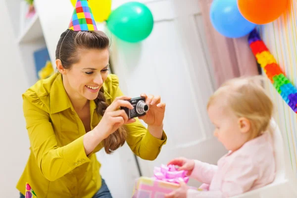 Мать делает фотографии на дне рождения ребенка — стоковое фото