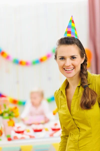 Retrato de mamá sonriente en la fiesta de cumpleaños del bebé —  Fotos de Stock