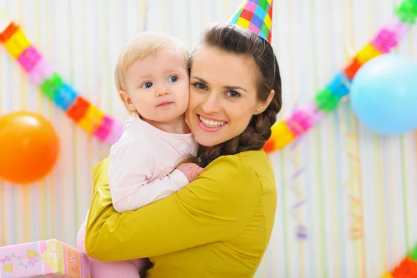Portrait of happy mother and baby at birthday party — Stock Photo, Image
