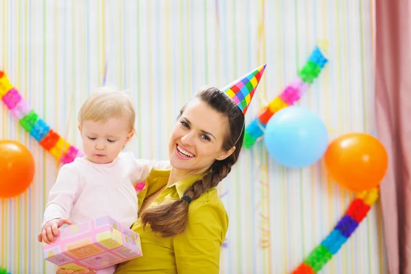 Portrait of happy mom and baby with birthday gift — Stock Photo, Image