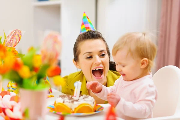 Madre y bebé se divierten en la fiesta de cumpleaños — Foto de Stock