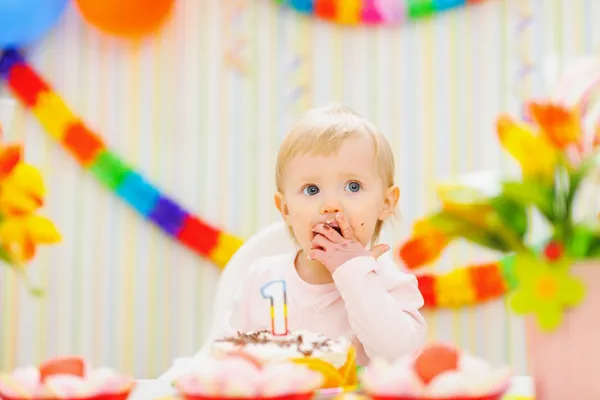 Kid eating first birthday cake — Stock Photo, Image