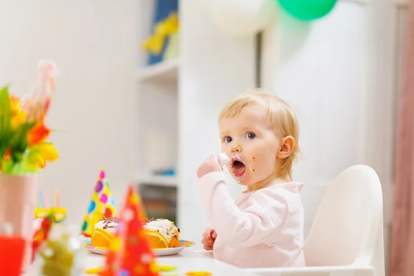 Eten vlekkerig baby eten cake van de kindverjaardag — Stockfoto
