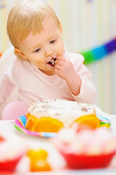 Ешь размазанный торт на день рождения — стоковое фото