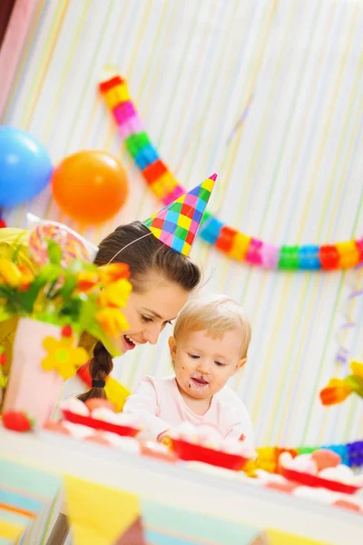 Anne ve bebek doğum günü partisinde eğleniyor — Stok fotoğraf