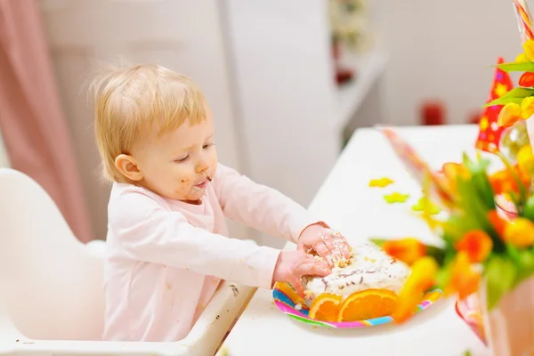 Eten cake van de kindverjaardag vlekkerig baby aangeraakt door handen — Stockfoto