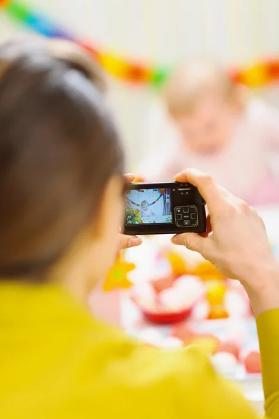 Detailní záběr na fotoaparát na matky ruce focení dětí první narozeniny — Stock fotografie