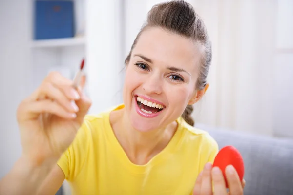 Mujer sonriente pintando en huevo de Pascua — Foto de Stock