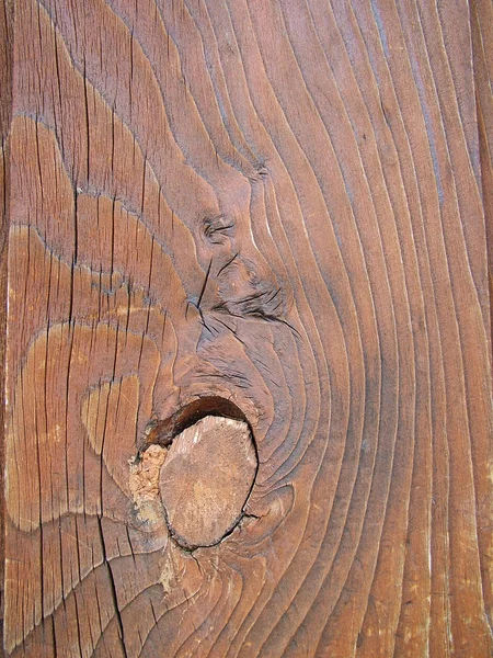 Altes Holzbrett mit einem großen Knoten — Stockfoto