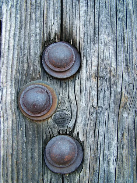 Drei Nägel im Holztor — Stockfoto