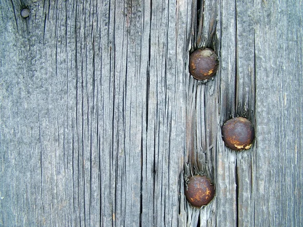 Oude grijze houten plank met drie nagels — Stockfoto