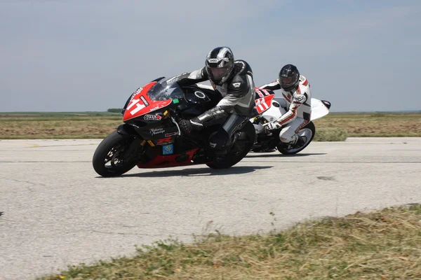 Duas motos na curva à esquerda — Fotografia de Stock