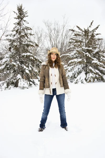 Mooie vrouw in sneeuw. — Stockfoto
