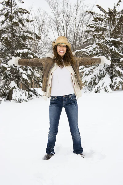 Žena ve sněhu雪の中で女性. — ストック写真