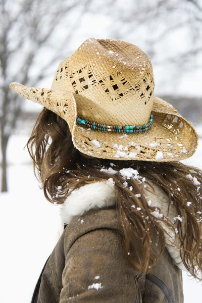 Vrouw in cowboy-hoed. — Stockfoto