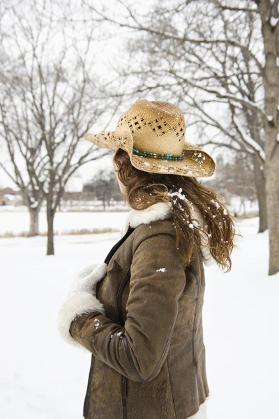 Kobieta w śniegu. — Zdjęcie stockowe