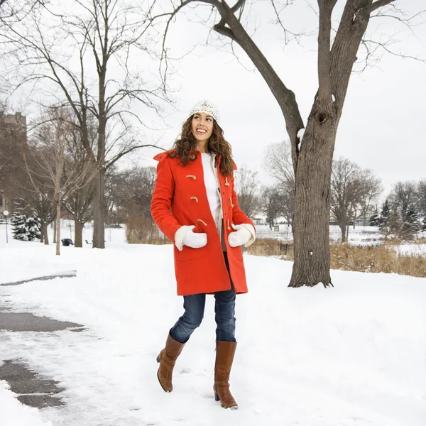 Nő séta hóban. — Stock Fotó