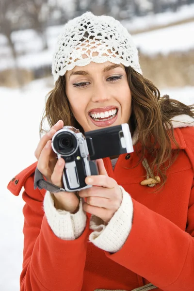 Vrouw met video camera. — Stockfoto