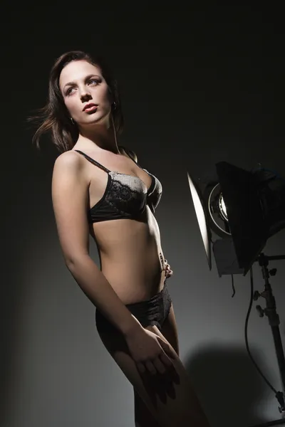 Mulher em lingerie posando . — Fotografia de Stock