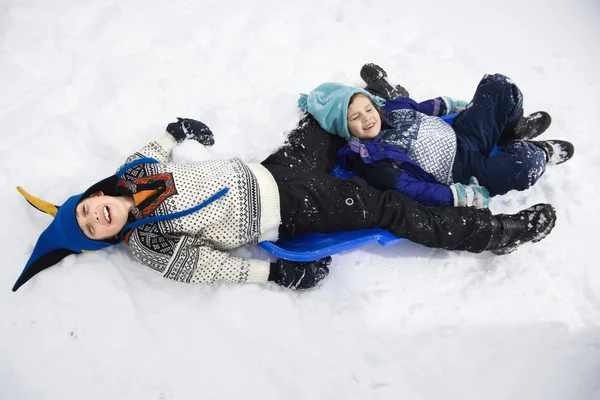 Menino e menina na neve . — Fotografia de Stock