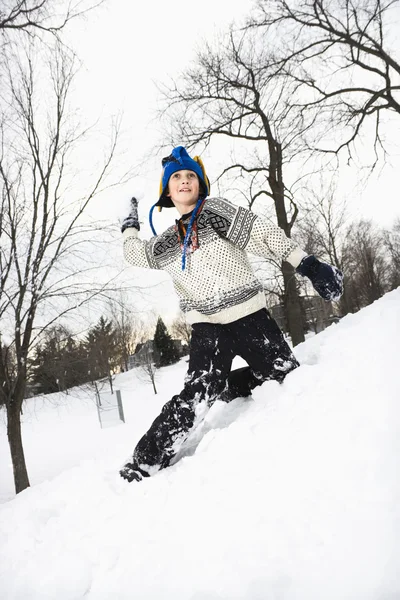 Chłopiec rzucanie śniegiem. — Zdjęcie stockowe