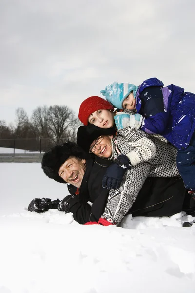 Famille empilée dans la neige . — Photo