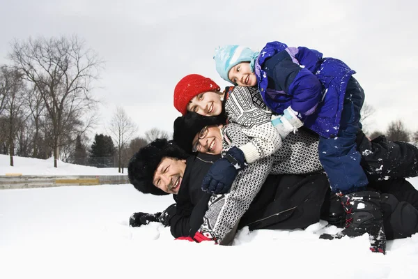 Familjen staplade i snö. — Stockfoto