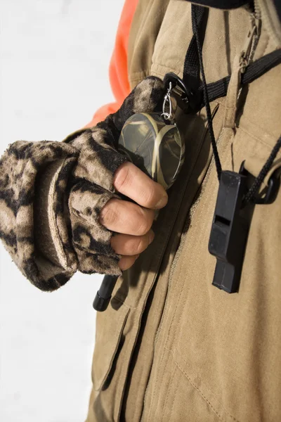 Mão segurando walkie talkie . — Fotografia de Stock
