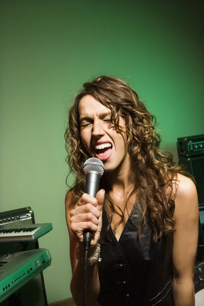 Cantando feminino no microfone . — Fotografia de Stock