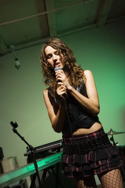 Cantando feminino no microfone . — Fotografia de Stock