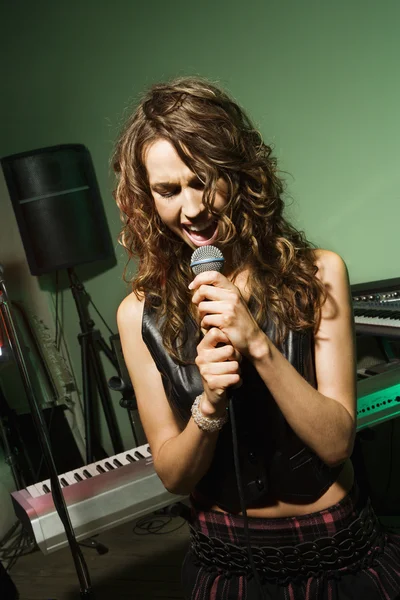 Female singing into mic. — Stock Photo, Image