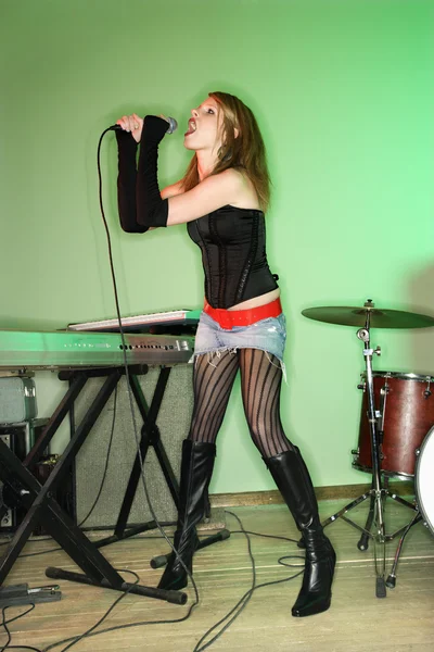 Female singing. — Stock Photo, Image