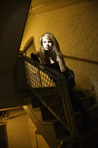 Meisje in trappenhuis. — Stockfoto