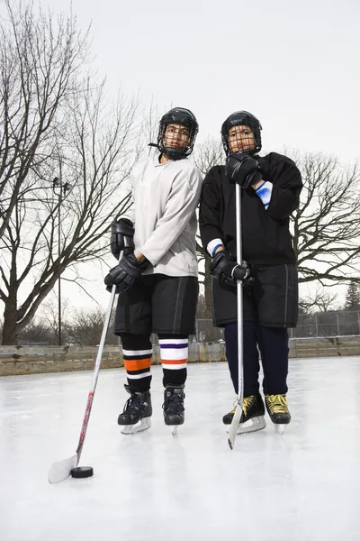 Chłopcy gracz Hokej na lodzie. — Zdjęcie stockowe