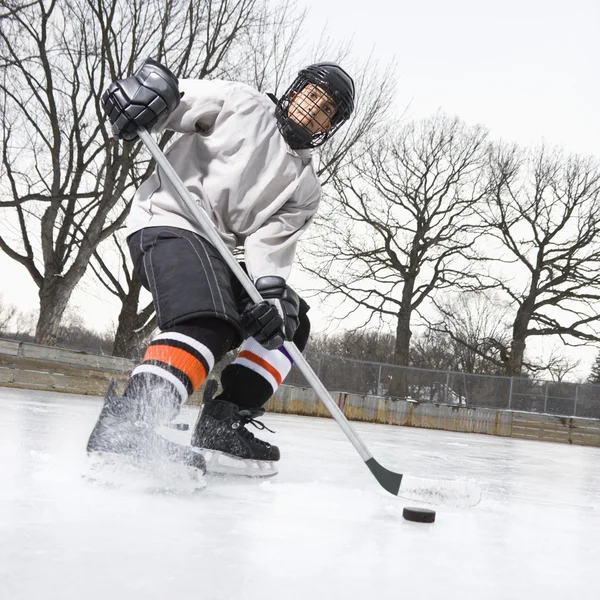 Junge spielt Eishockey. — Stockfoto