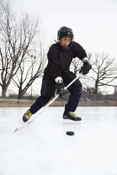 Chico jugando hockey sobre hielo . —  Fotos de Stock