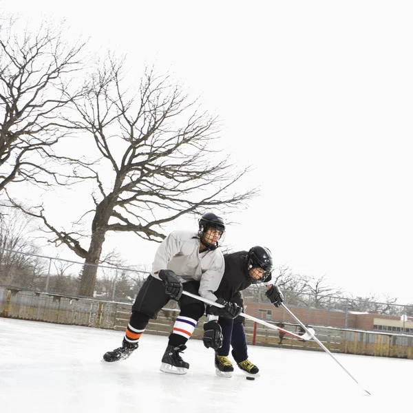 Αγόρια παίζουν χειμερινά σπορ. — Φωτογραφία Αρχείου