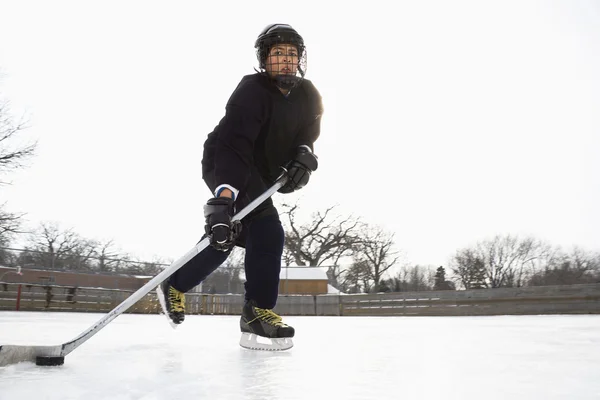 Αγόρι που παίζει χόκεϊ επί πάγου. — Φωτογραφία Αρχείου